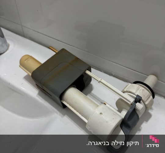 שסתום פלסטיק לבן על כיור בחדר אמבטיה